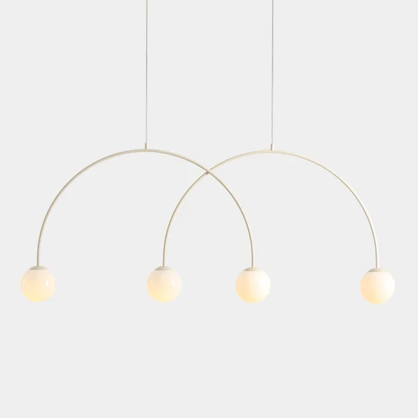  Twiggy - Taklampa i krmfrgad metall och 4 vita glaskupor, bredd 149 cm.