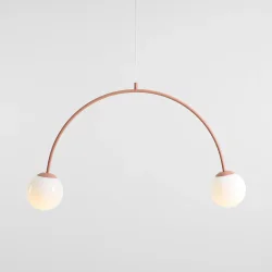 Twiggy - Loftlampe i koral farvet metal og 2 hvide glaskupler, bredde 84 cm.