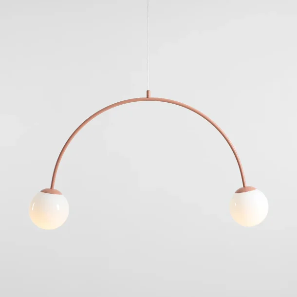 Twiggy - Loftlampe i koral farvet metal og 2 hvide glaskupler, bredde 84 cm.