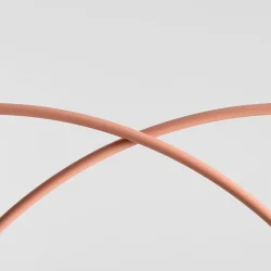 Twiggy - Loftlampe i koral farvet metal og 4 hvide glaskupler, bredde 130 cm.