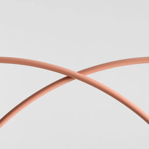 Twiggy - Loftlampe i koral farvet metal og 4 hvide glaskupler, bredde 130 cm.