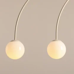 Twiggy - Loftlampe i cremefarvet metal og 4 hvide glaskupler, bredde 130 cm.