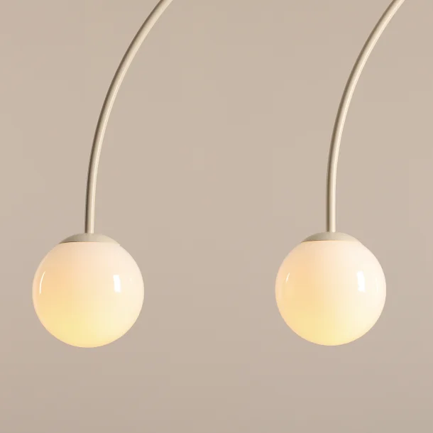 Twiggy - Loftlampe i cremefarvet metal og 4 hvide glaskupler, bredde 130 cm.