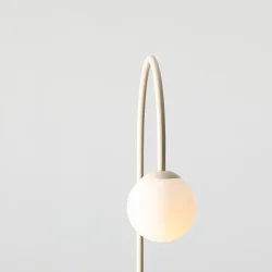 Twiggy - Gulvlampe i cremefarvet metal og hvidt glas