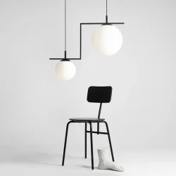 Moma - Loftlampe i sort metal og hvidt glas