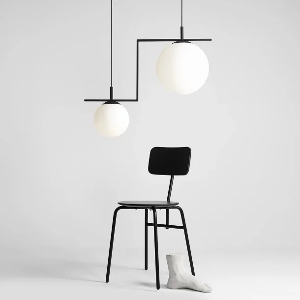 Moma - Loftlampe i sort metal og hvidt glas