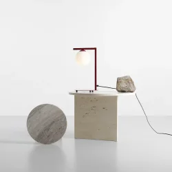 Moma - Bordlampe i vinrd metal og hvidt glas