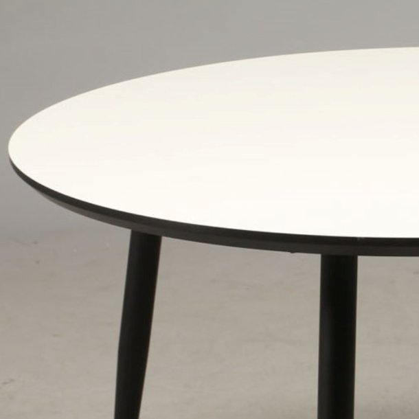 DT 110 - Spisebord i hvid laminat med sorte metal ben