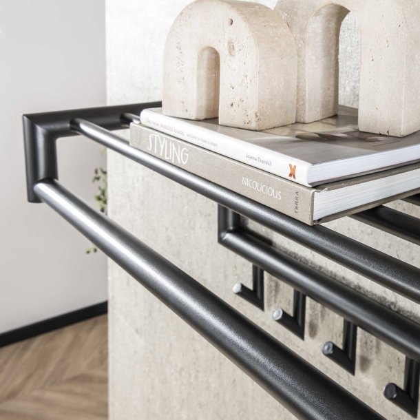 Curota - Hattehylde i mrkegr stl, bredde 100 cm., hjde 30 cm.