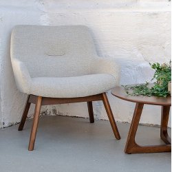 Baley - Lnestol i sandfarvet stof og ben i valnd