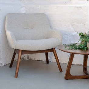 Baley - Lnestol i sandfarvet stof og ben i valnd