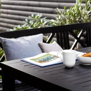 Croix - Trdgrdsbnk i mattsvart mahogny, bredd 120 cm.