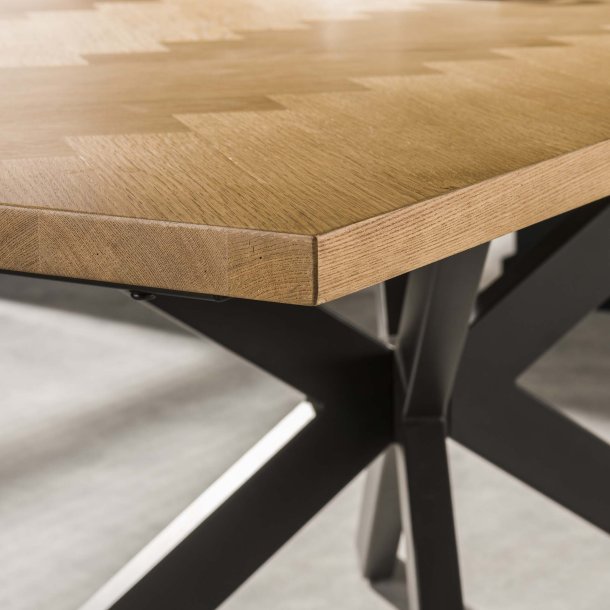 Zig-Zag - Spisebord med egefiner i sildebensmnster