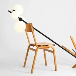 Dizzy - Gulvlampe i sort metal og hvidt glas