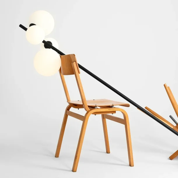 Dizzy - Gulvlampe i sort metal og hvidt glas