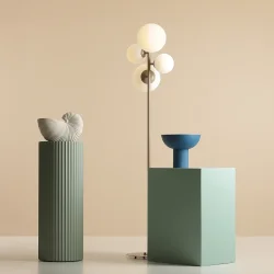 Dizzy - Gulvlampe i beigefarvet metal og hvidt glas