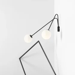 Arana - Vglampe i sort metal og to glaskupler