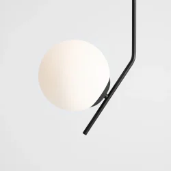 Arts - Loftlampe i sort metal og hvidt glas, hjde 95 cm