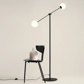 Point - Gulvlampe i sort metal og hvidt glas