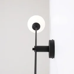 Point - Vglampe i sort metal og hvidt glas