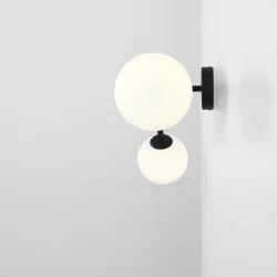 Limelight - Vglampe i sort metal og hvidt glas, bredde 97 cm