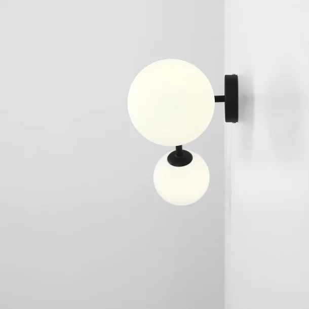 Limelight - Vglampe i sort metal og hvidt glas, bredde 97 cm