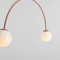 Twiggy - Loftlampe i koral farvet metal og 2 hvide glaskupler, bredde 84 cm.