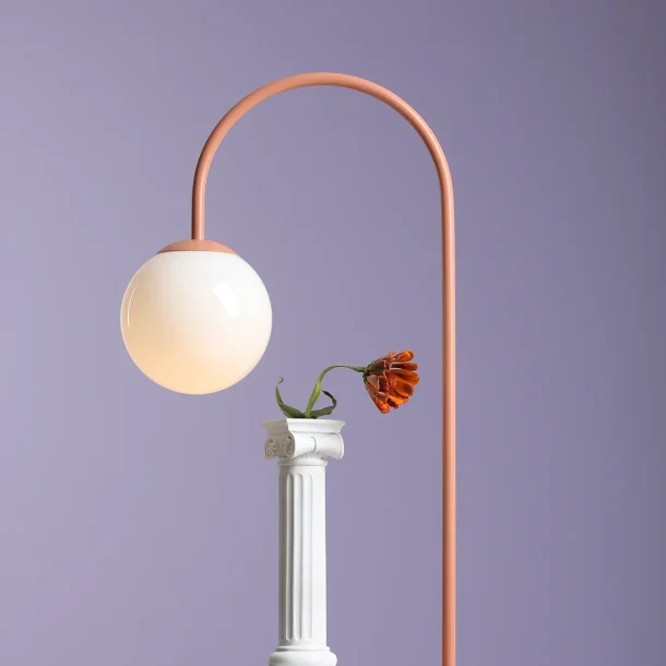 Twiggy - Bordlampe i koral farvet metal og hvidt glas