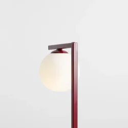 Moma - Bordlampe i vinrd metal og hvidt glas