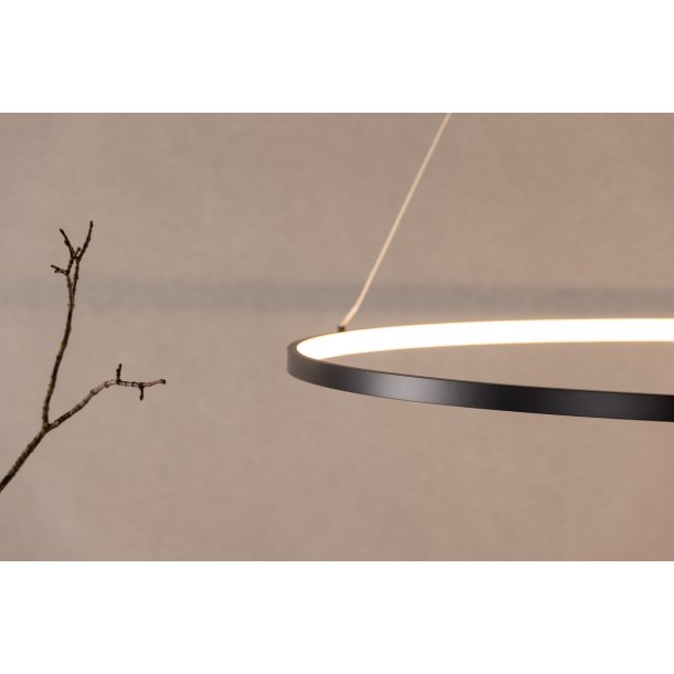 Brego - Loftlampe i sort aluminium med LED lys