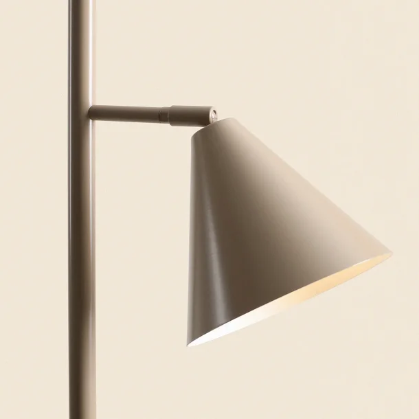 Frigg- Gulvlampe med to skrme i beige metal