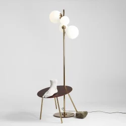 Dizzy - Gulvlampe i guldfarvet metal og hvidt glas