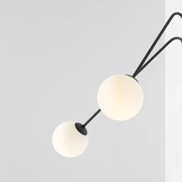 Arana - Vglampe i sort metal og to glaskupler