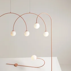 Twiggy - Loftlampe i koral farvet metal og 4 hvide glaskupler, bredde 149 cm.