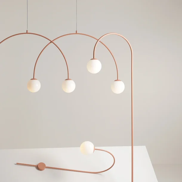 Twiggy - Loftlampe i koral farvet metal og 4 hvide glaskupler, bredde 149 cm.