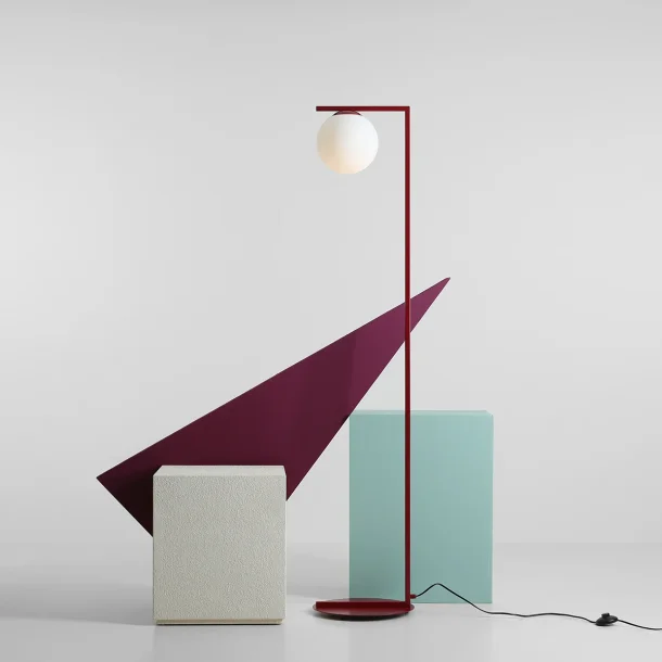  Moma - Golvlampa i vinrd metall och vitt glas