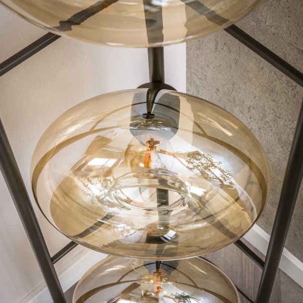 Iris- Gulvlampe i ravfarvet glas og bronzefarvet metal