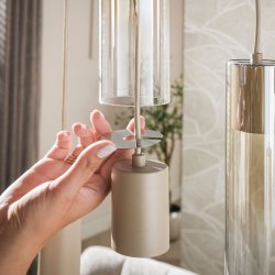 Cala � Taklampa med nio sk�rmar i beige metall och b�rnstensf�rgat glas
