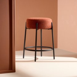 Lerwick - Barstol i rustrd boucle stof og sort metal, hjde 60 cm.