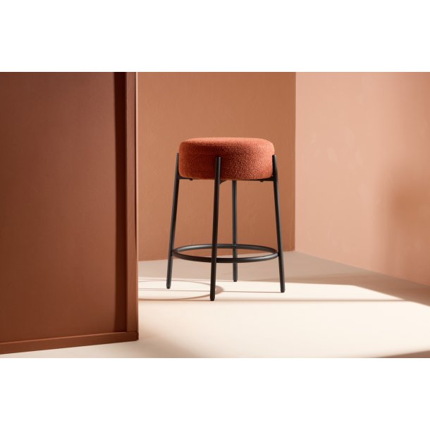Lerwick - Barstol i rustrd boucle stof og sort metal, hjde 60 cm.