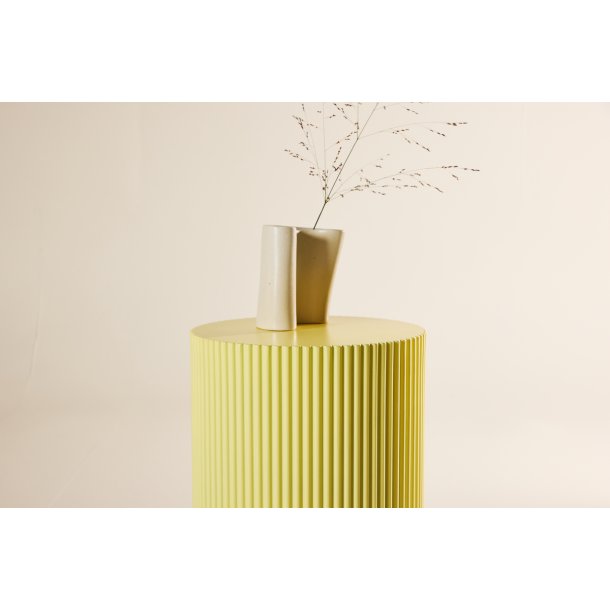 Luups - Sidebord/blomstersjle i lysegul MDF, diameter 30,5 cm.