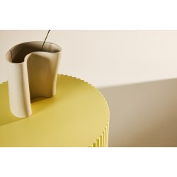 Luups - Sidebord/blomstersjle i lysegul MDF, diameter 30,5 cm.
