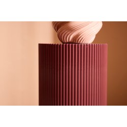 Luups - Sidebord/blomstersjle i vinrd MDF, diameter 30,5 cm.