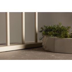 Juan- Bordlampe i beige metal med LED lys