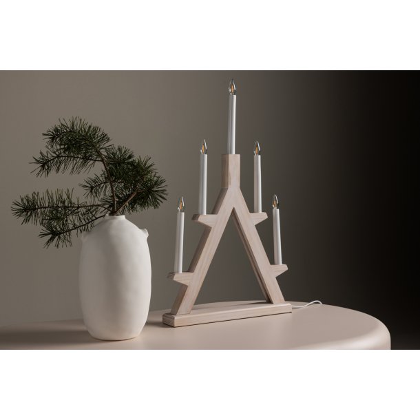 Ceduna - Lysestage i lyst tr med 5 Led lys, bredde 60 cm.