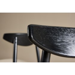 Hven - 2 spisebordsstole i sortlakeret eg og stofsde