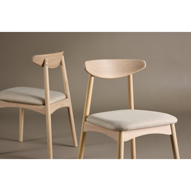 Hven - 2 spisebordsstole i hvidtonet eg og stofsde