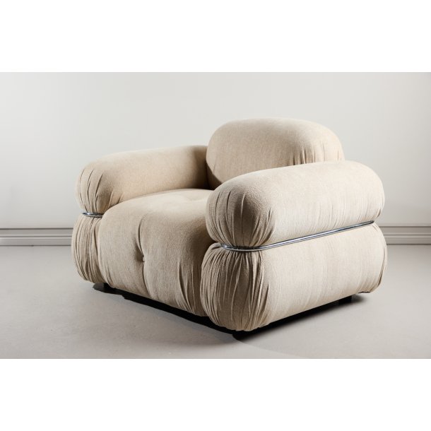 Mikko - Lnestol i beigestof og metal detaljer