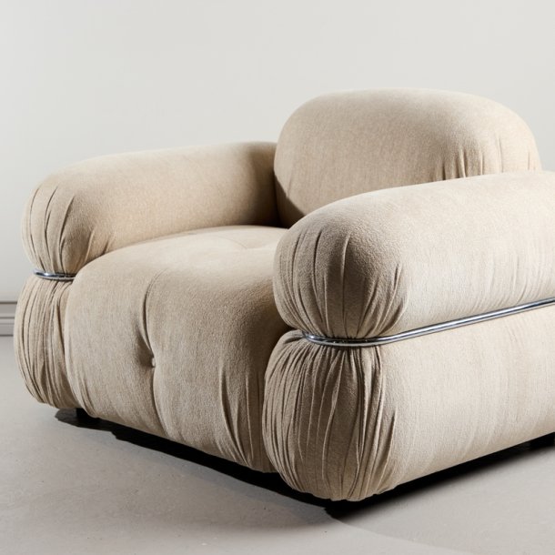 Mikko - Lnestol i beigestof og metal detaljer