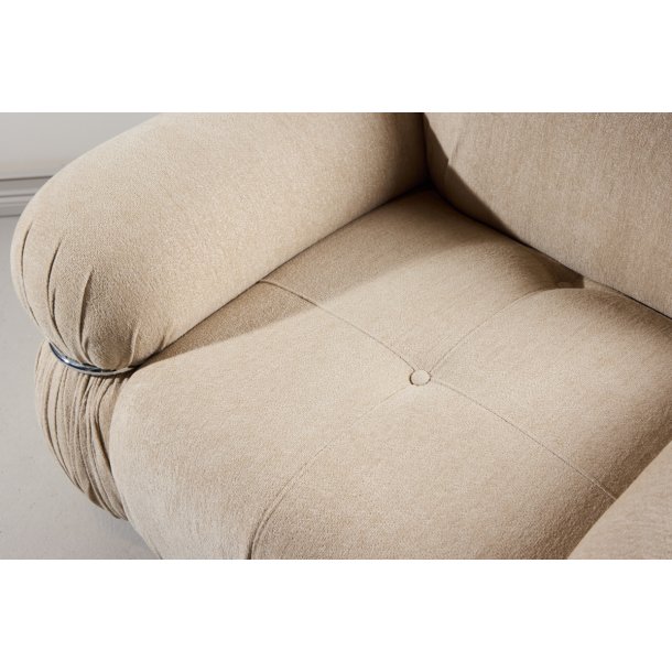 Mikko - Lnestol i beigestof og metal detaljer